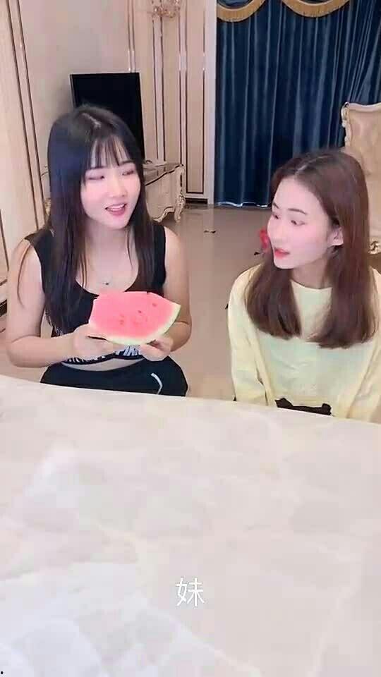 好看的妹妹吃瓜