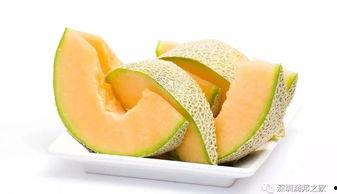 男爱豆吃哈密瓜蛋糕,男爱豆品尝哈密瓜蛋糕的甜蜜瞬间