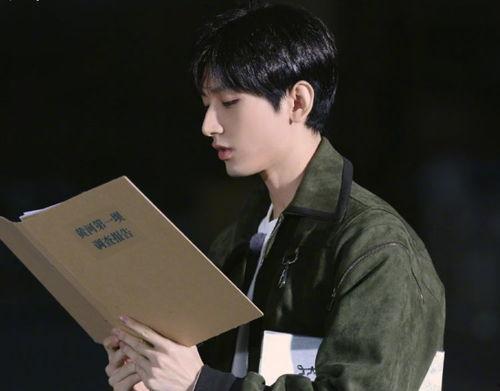 成毅吃瓜图片,瓜王降临！