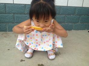 女宝宝吃瓜,女宝宝甜蜜成长记